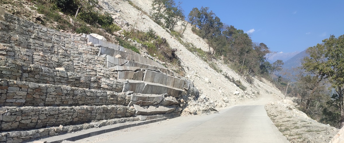 बेँसीसहर–चामे सडकः खरखरेभिरको पहिरो रोकथाममा ढिलाइ