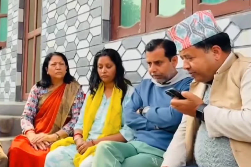 प्रधानमन्त्रीसँग प्रकृति लम्सालका बाबु आमाको कुराकानी