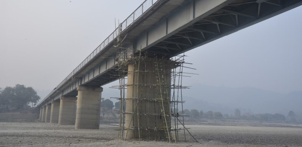 बागमती पुलको बिम चर्किएपछि मर्मत सुरु