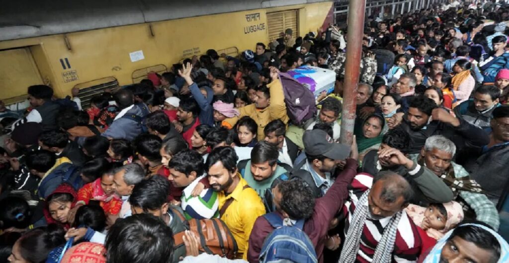 नयाँ दिल्ली रेलवे स्टेशनमा भागदौड : १८ जनाको दर्दनाक मृत्यु, के कारणले भयो दुर्घटना ?