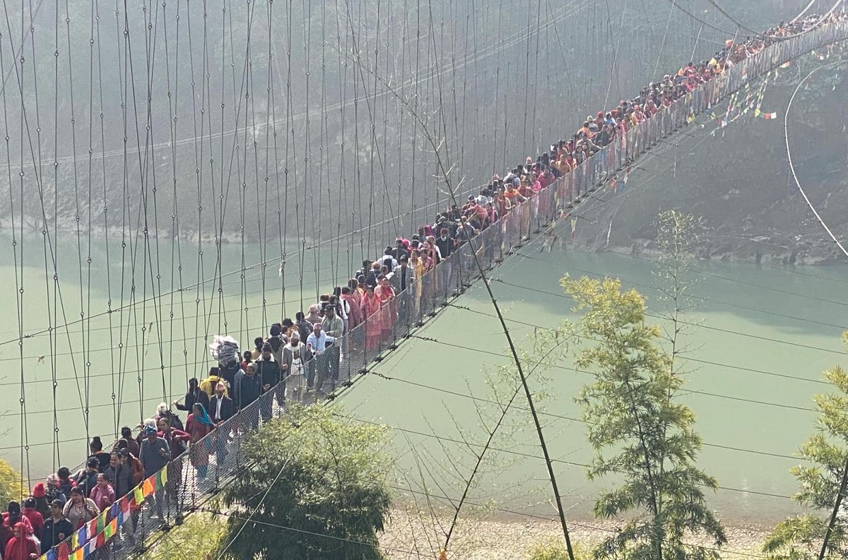 जोखिमयुक्त झोलुङ्गे पुलमार्फत यात्रा गर्न बाध्य भक्तजन