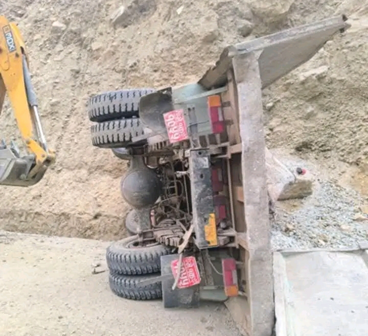 जाजरकोटमा टिपर दुर्घटनाः एक जनाको मृत्यु, दुई घाइते