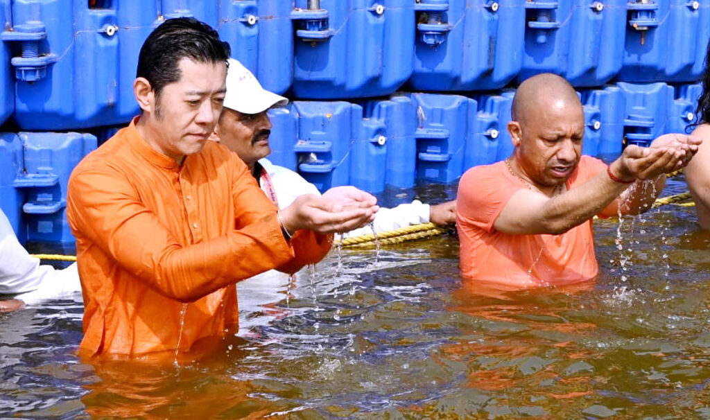 महाकुम्भमेलाः भुटानी राजा र मुख्यमन्त्री योगी द्वारा गंगामा स्नान