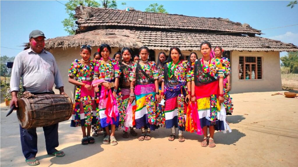 रानाथारू समुदायले होलीमा लगाउने परम्परागत गहना लोप हुँदै