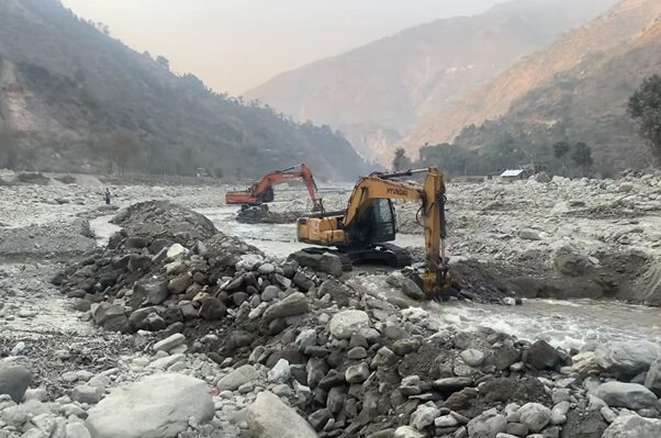 बाढीपहिरोले क्षतिग्रस्त बिपी राजमार्गको मर्मत तीव्र, अस्थायी सुधारपछि पुनर्निर्माण योजना अघि बढ्दै