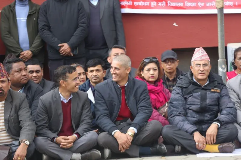 एमाले पार्टी कार्यालयमा धर्ना दिँदै शिक्षक