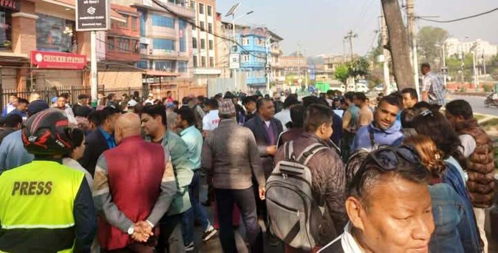 मिडियामाथिको तोडफोड र पत्रकारको हत्याविरुद्ध माइतीघरमा महासंघको विरोध