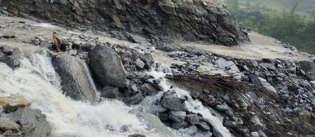 कोशी राजमार्गको भोटखोला खण्ड अवरुद्ध