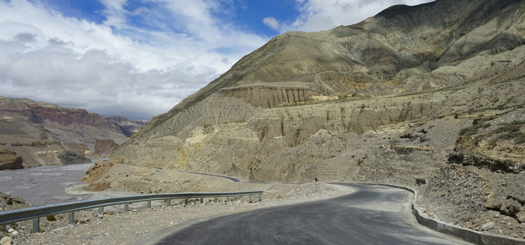 कोवाङ–जोमसोम सडक : भासिएको सडक स्तरोन्नतिको माग गर्दै स्थानीयद्वारा सडक अवरुद्ध