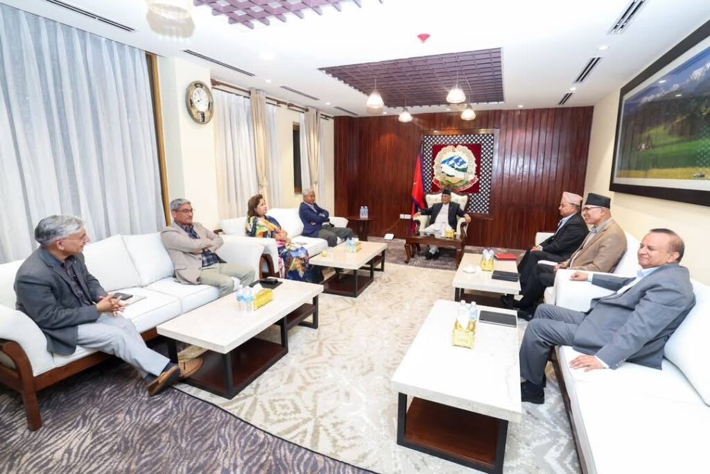 काठमाडौंमा लगातार आन्दोलन, सत्तारूढ दलको बैठक बालुवाटारमा बस्दै