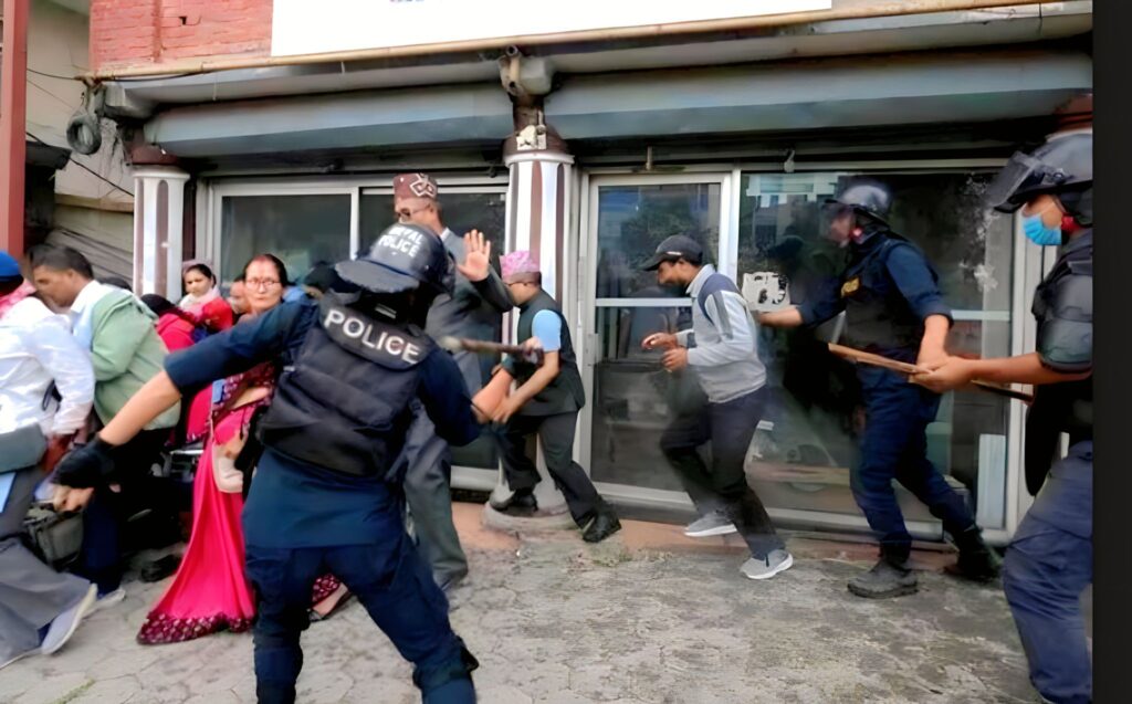 बानेश्वरमा शिक्षक र प्रहरीबिच झडप: ६३ जना शिक्षकहरू घाइते