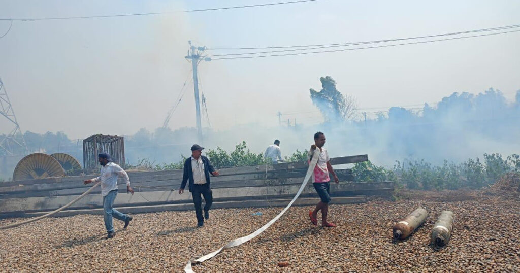 ढल्केवर सबस्टेसन नजिकको जंगलमा डढेलो