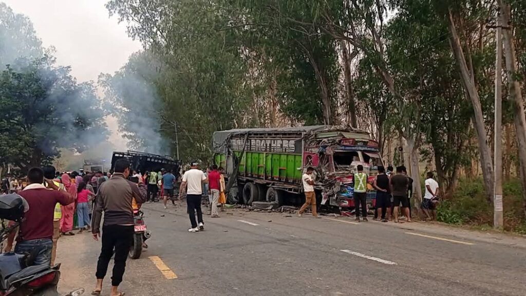 धनुषामा दुई ट्रक ठोक्किँदा भीषण दुर्घटना, आगलागीबाट एक ट्रक जलेर नष्ट