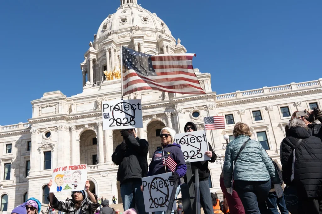 ट्रम्प प्रशासनको नीतिविरुद्ध लाखौँ अमेरिकी सडकमा