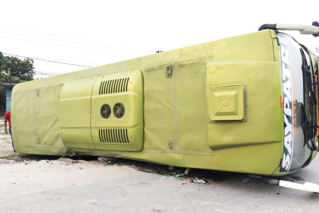 शिक्षक बोकेको रात्रिबस झापामा दुर्घटना, २१ घाइते, एकको अवस्था गम्भीर