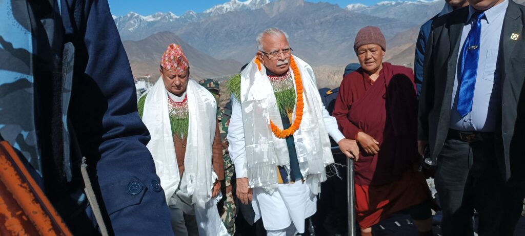 भारतीय विद्युत् मन्त्री खट्टरद्वारा मुक्तिनाथमा पूजार्चना
