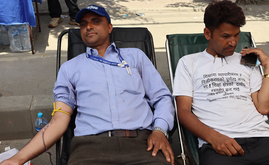 आन्दोलित शिक्षकले सडकमै गरे रक्तदान