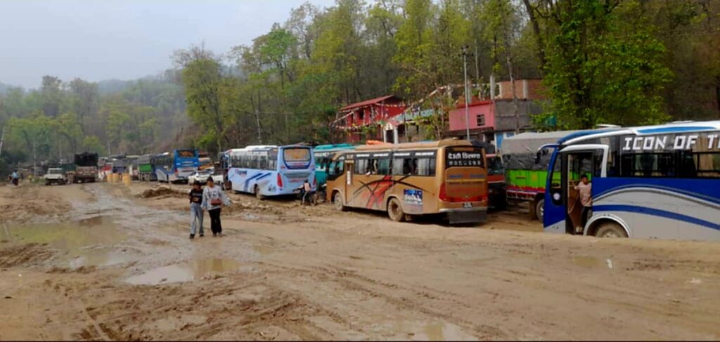 दाउन्ने सडक: वर्षाको कहर, यात्राको सास्ती, हवाई मार्गको सहारा