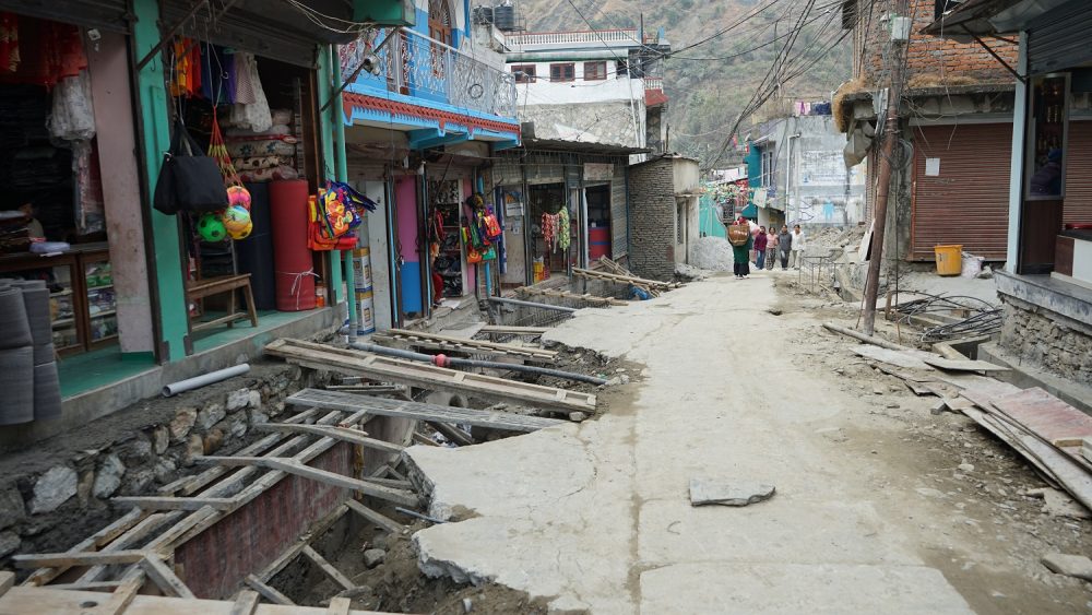 दरवाङमा स्थानीयद्वारा टहरा भत्काएर सडक विस्तार