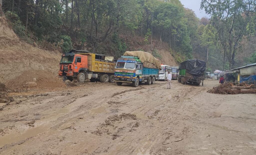 हिलो र चिप्लोले बुटवल–नारायणगढ सडक अवरुद्ध