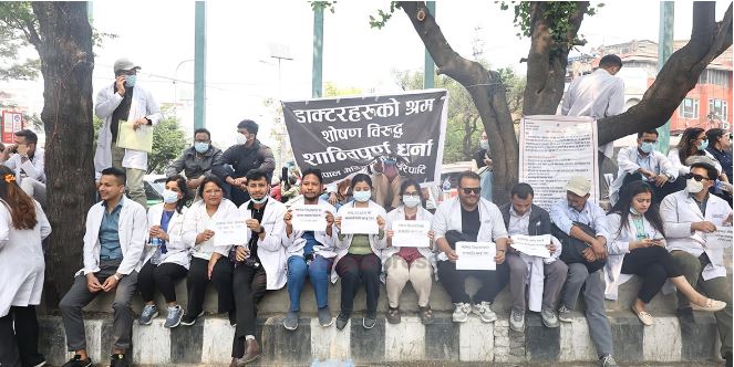 सरकारको निर्णय कार्यान्वयमा नआएको भन्दै मेडिकल कलेजका डाक्टरहरु सडक प्रदर्शनमा