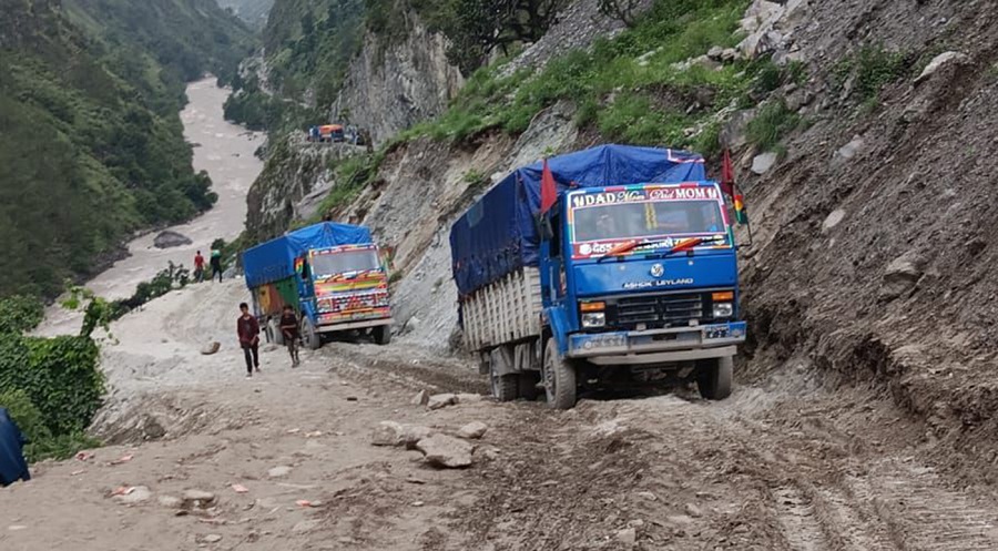 कर्णाली करिडोरको कच्ची सडक : यात्रुलाई हिउँद बर्खा उस्तै सास्ती