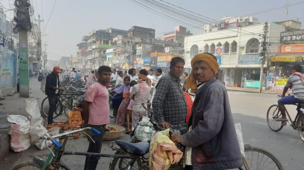 कामको खोजी गर्दै वीरगञ्जको घण्टाघर धाउनेहरु…