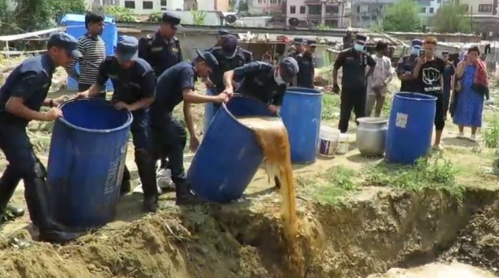 प्रहरीबाट अवैध घरेलु मदिरा नष्ट