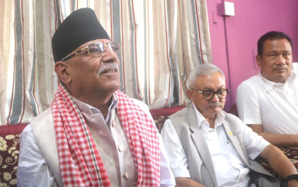 पूर्वराष्ट्रपति र उपराष्ट्रपतिलाई राजनीतिमा फर्कन संवैधानिक रोक छैन : प्रचण्ड