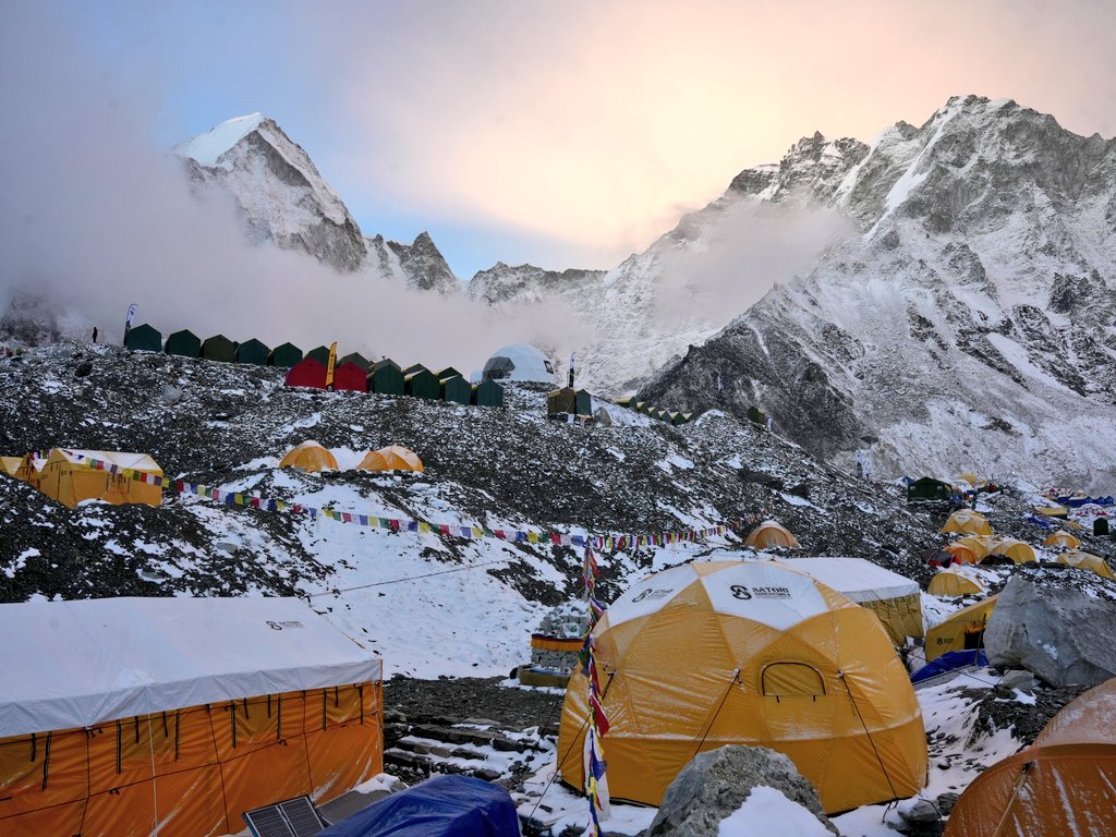 आरोहीको भीडले गुलजार छ सगरमाथा आधारशिविर