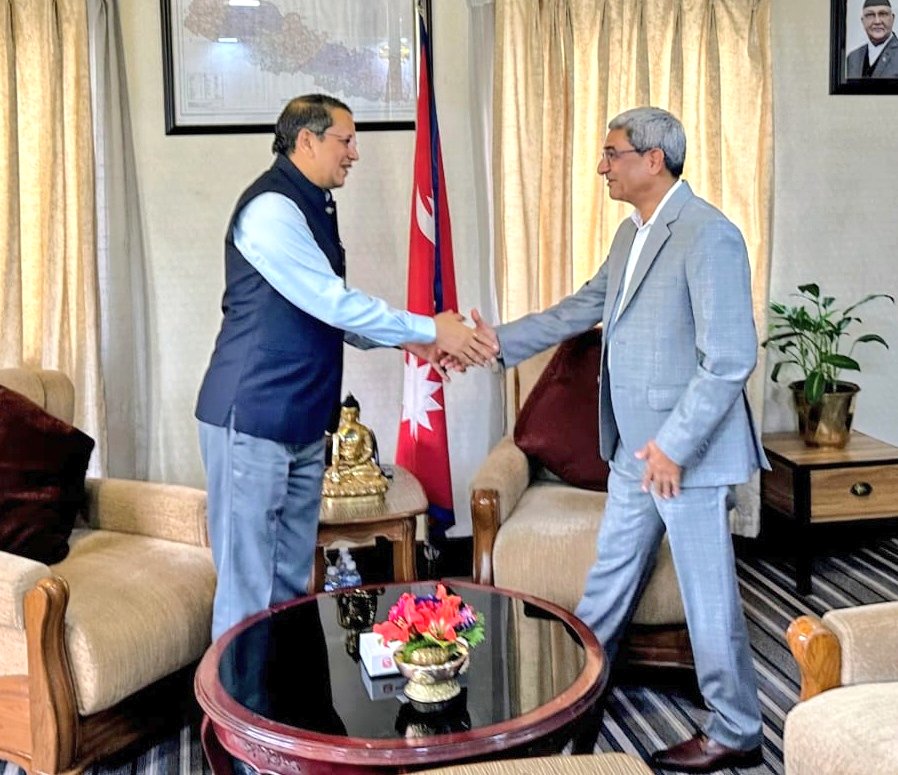 गृहमन्त्री लेखक र भारतीय जनता पार्टीका विदेश विभाग प्रमुख चौथाईवालेबीच भेटवार्ता