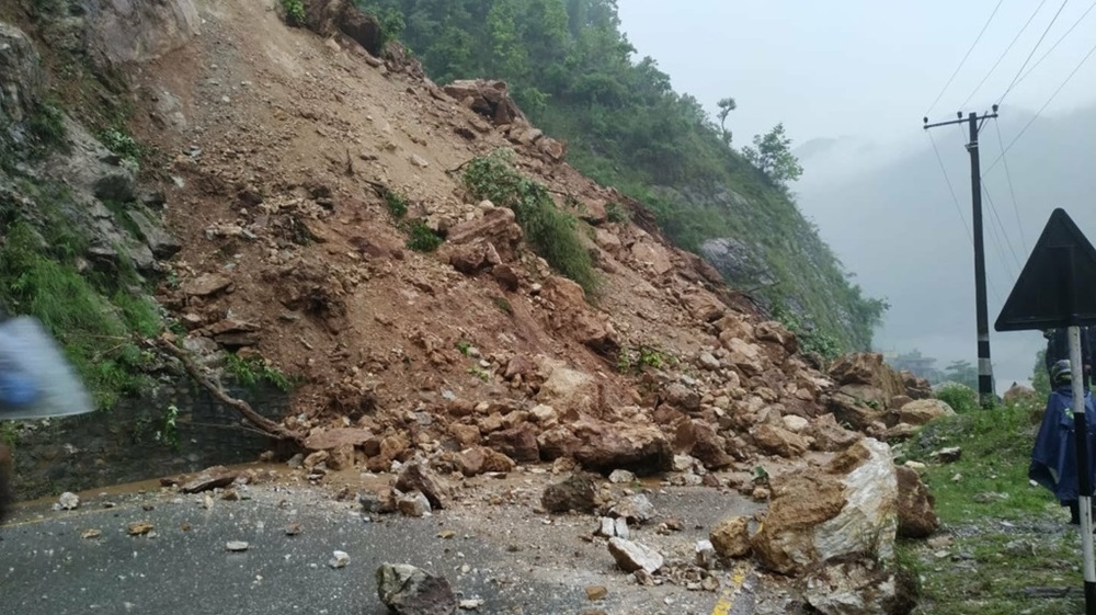 पहिरोले मकालु र भोटखोला गाउँपालिकामा सडक अवरुद्ध