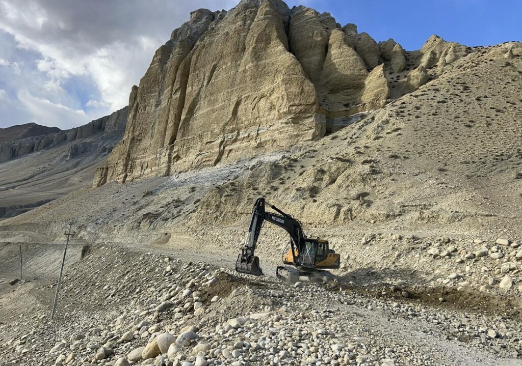चराङ—छोसेर सडक धमाधम स्तरोन्नति