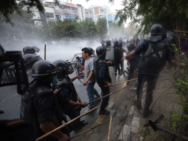 सरकारले आह्वान गरेको वार्ताको अवज्ञा गर्दै अराजक ढंगमा शिक्षक आन्दोलन