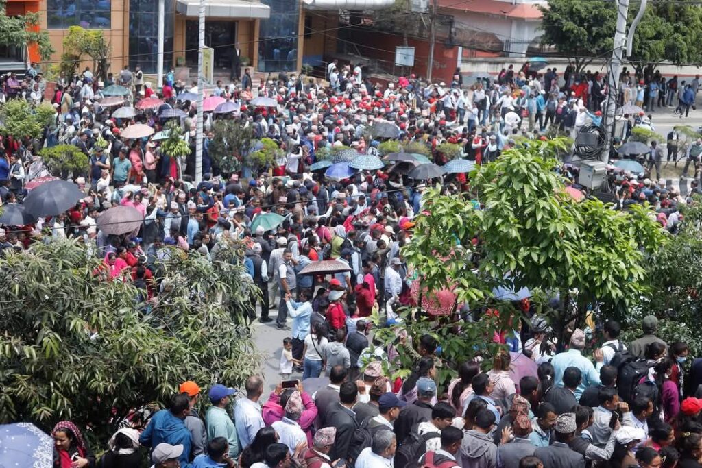 काठमाडौंमा शिक्षकहरूको प्रदर्शन झन ठुलो, यातायात ब्यवस्था भद्रगोल
