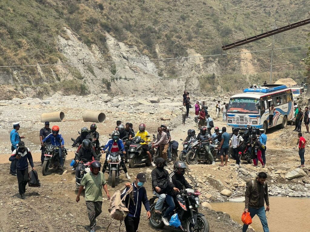 १६ घण्टापछि खुल्यो बिपी राजमार्ग