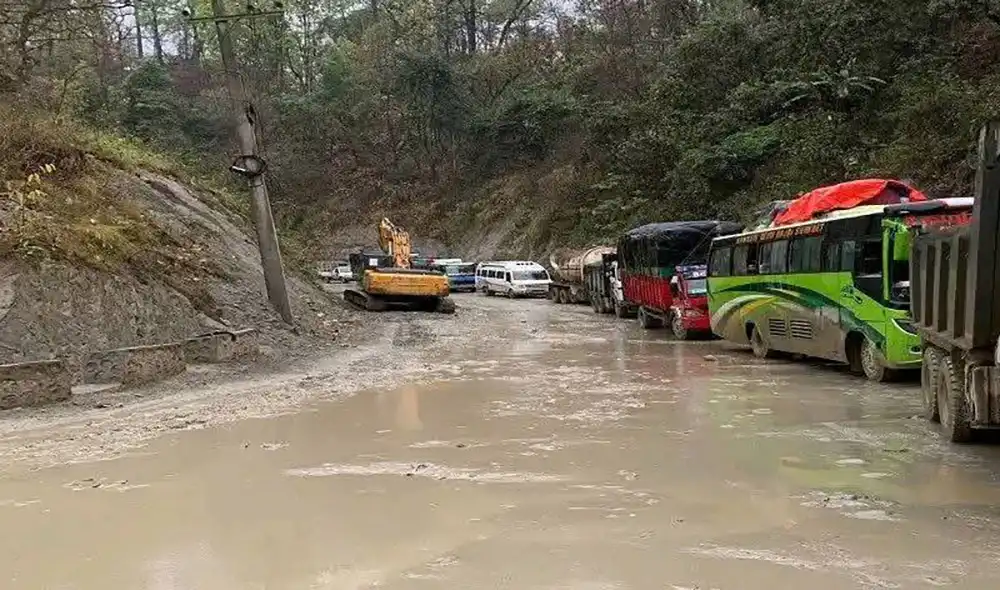 दाउन्ने सडकखण्ड फेरी अवरुद्ध