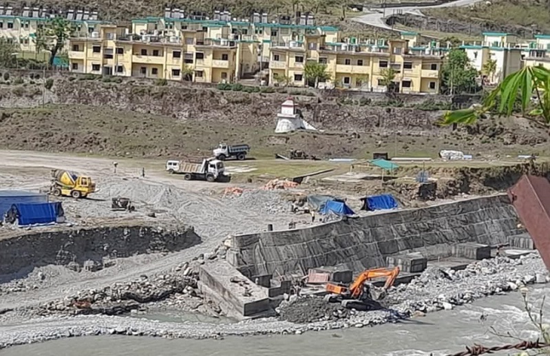 दार्चुलाको नेपाली भूमिमा भारतले बनाइरहेको तटबन्ध निर्माण रोक्न प्रजिअलाई ज्ञापनपत्र