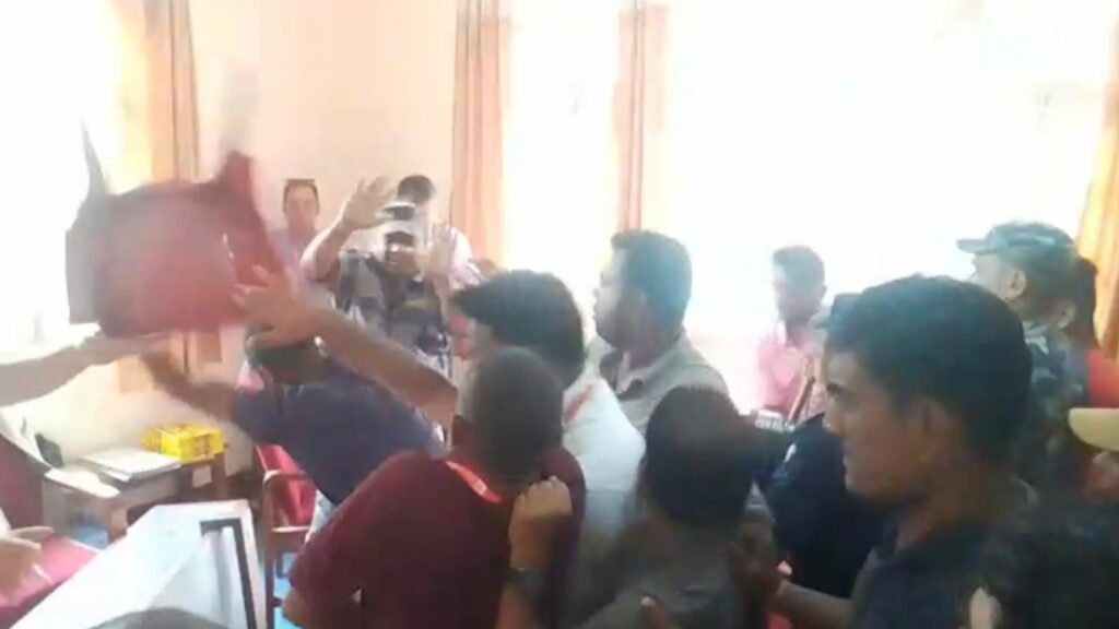 एमाले धनुषाको अधिवेशनमा दुई गुटबीच कुटाकुट