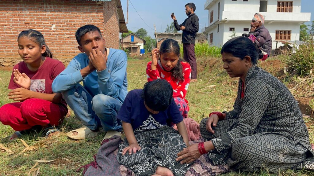सहयोग जुटाएर तुलसीपुरमा एकाघरका चार दृष्टिविहीनलाई आवास निर्माण सुरु