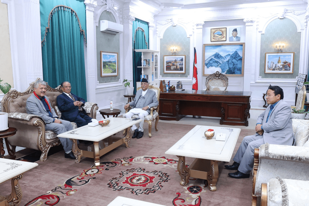 प्रधानमन्त्री ओली र माओवादी अध्यक्ष दाहालबीच छलफल