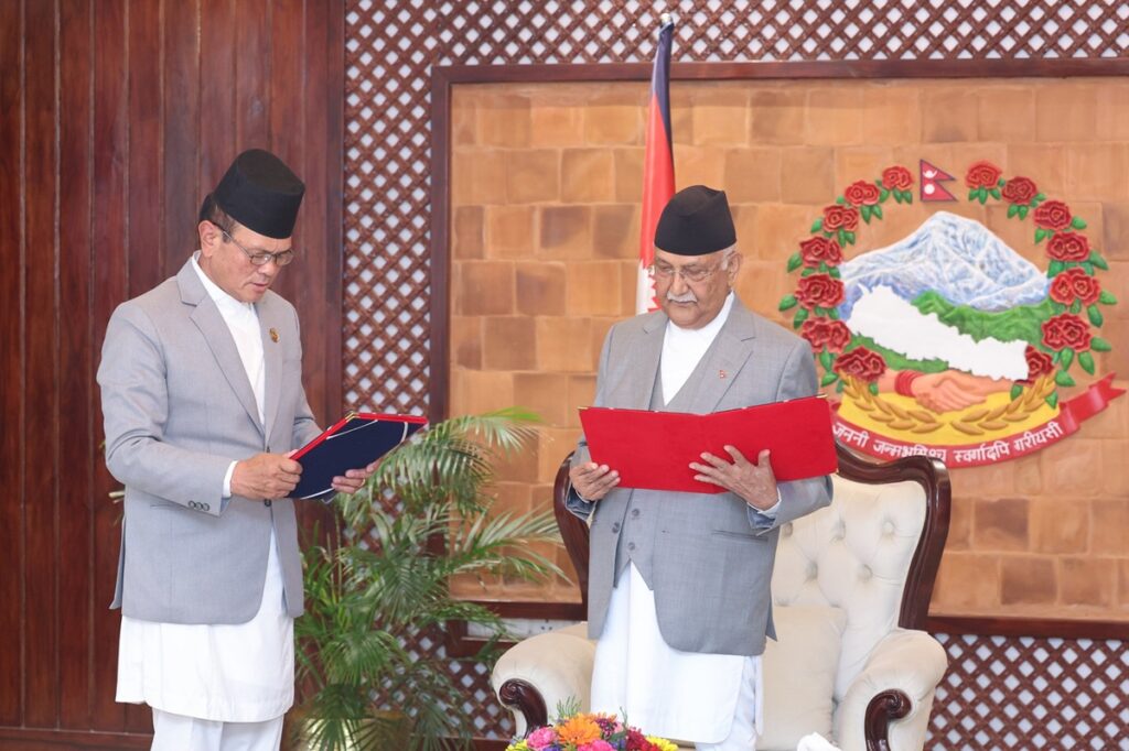 प्रधानमन्त्रीसमक्ष खमबहादुरले लिए राज्यमन्त्रीको शपथ