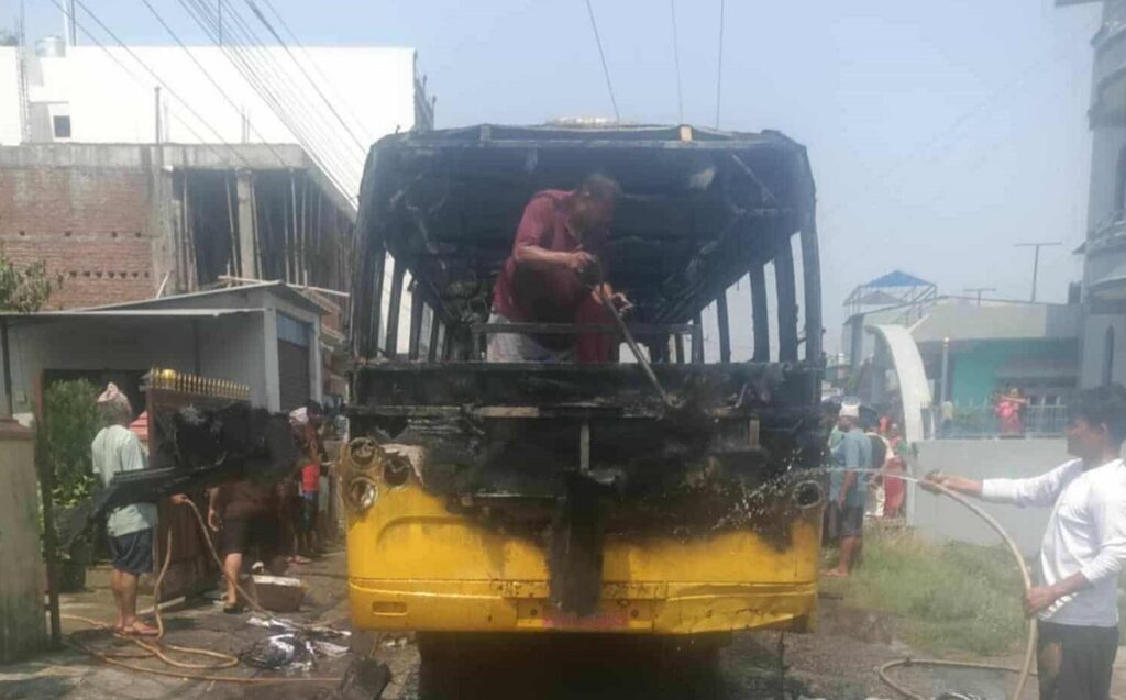 रुपन्देहीमा विद्यार्थी बोकेको बसमा आगलागी, सबै विद्यार्थी सकुशल उद्धार