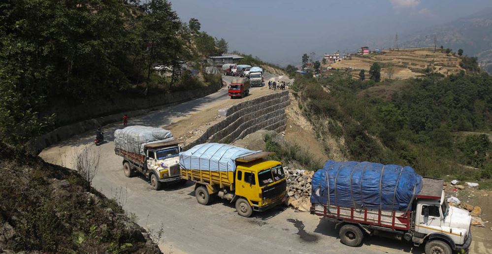 बालेनसँग रिसाए कृषक, फोहरका गाडी तीनपिप्लेमा रोकिए !