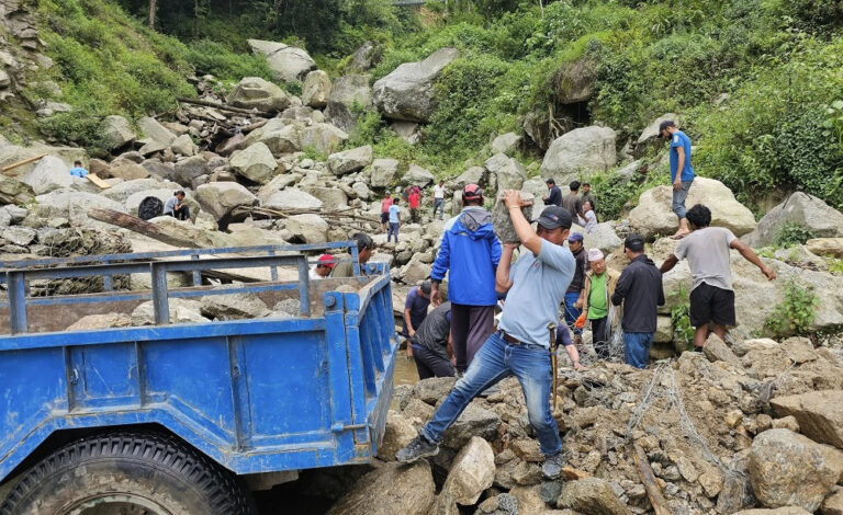 मैवाखोलामा श्रमदानबाट काठेपुल निर्माण