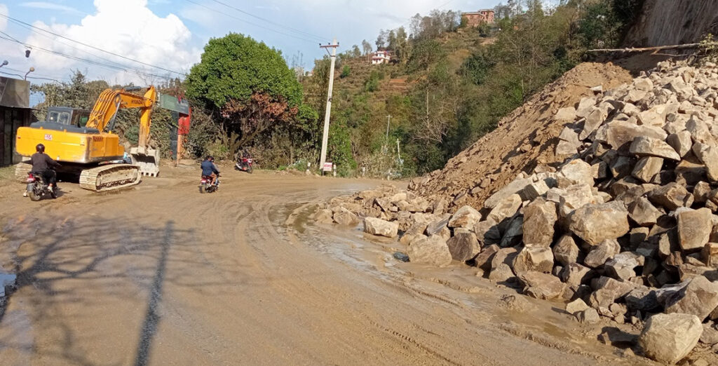 ठेक्का रद्दपछि फेरि अन्योलमा धुलिखेल–खावा सडक