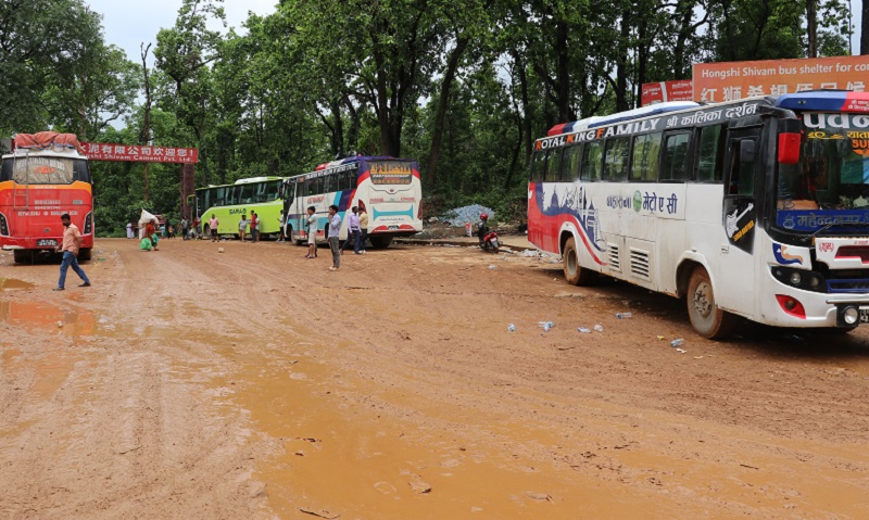 दाउन्ने–दुम्कीबास सडकको वैकल्पिक मार्ग पनि अवरुद्ध