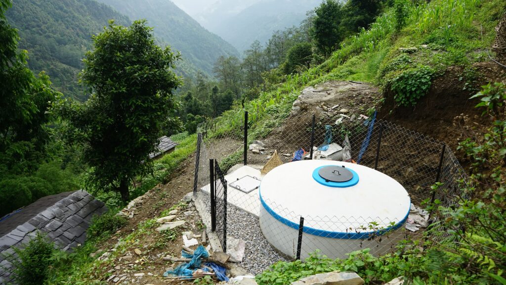 लुक्सीपारमा एक घर, एक धारा