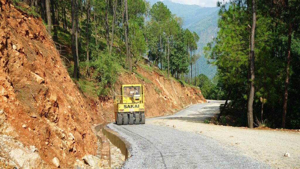 रत्नेचौर–भकुण्डे सडक कालोपत्र सुरु, २७ वर्षपछि सुधार कार्य अघि बढ्यो