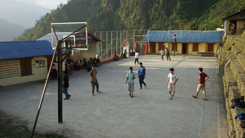 सहयोग र श्रमदानबाट खेलमैदान निर्माण